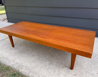 Mid Century Teak Placeer Slab Table Basse Surélevée Sur Des Pieds épais solid en Teck Peg