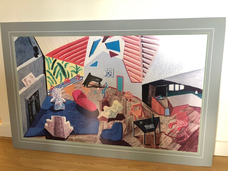 Pu&ograve; includere: Un dipinto astratto colorato che rappresenta l'interno di una stanza con mobili, tra cui un divano rosso, un pianoforte e diverse sedie. La stanza ha un design architettonico unico con un soffitto inclinato e una grande finestra.