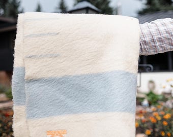 Couverture vintage en laine Hudson Bay : rayures crème et bleu bébé, fabriquée en Angleterre