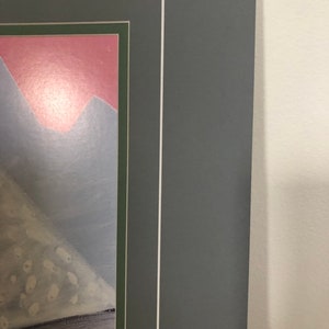 Pu&ograve; includere: Un dipinto astratto incorniciato con uno schema di colori rosa, blu e bianco. Il dipinto &egrave; incorniciato in una cornice grigia con un passe-partout bianco.