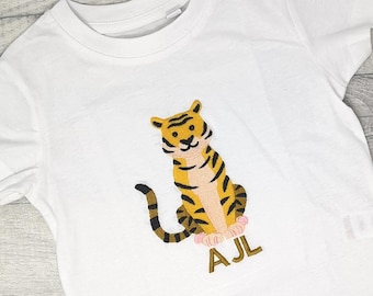 Personalisiertes Tiger-Top, Tiger-Namens-TShirt, individuelles Namens-Kleinkind-Top, Outfit Baby-Namensweste, Geburtstags-Tshirt, Geschenk zur Geburt eines neuen Babys