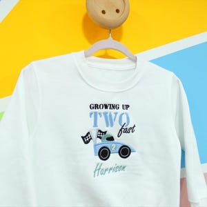 2歳の誕生日プレゼント、2歳の誕生日のカスタムTシャツ、レーシングカーの誕生日パーティー、私は2歳の誕生日のプレゼント、2歳の誕生日のカスタムTシャツ
