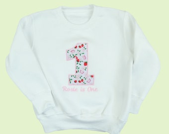 Haut 1er anniversaire personnalisé appliqué fraise, T-shirt rose mignon d'âge, j'ai 1 ans, tenue 1er anniversaire, nom et haut d'anniversaire d'âge, 1815