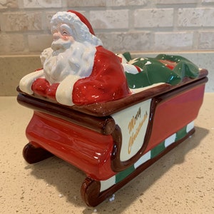 DYXMY Christmas Tree Collection Santa in Sleigh Cookie Jar, 13.25 Inch Christmas  Cookie Jars made of Fine Dolomite, Candy Jars for Kitchen Counter with Lid, Christmas Cookie Containers