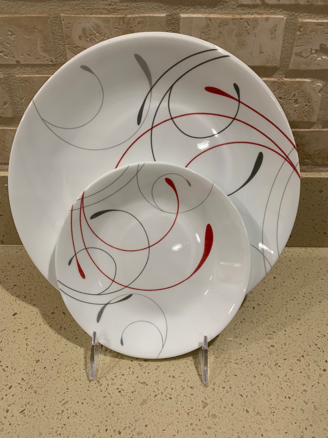 Set 4 Corelle Corning SPLENDOR Round Lunch Salad Plates Red & Gray