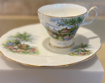 Taza y plato para almuerzo de porcelana fina estilo Tudor Cottage, estilo Reina Ana, hechos en Inglaterra, década de 1940