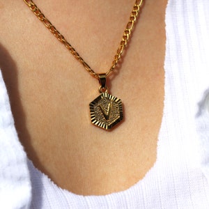 Collar con etiqueta con letra geométrica pequeña bañada en oro, collar con colgante personalizado de la A a la Z de 18 quilates, collar con inicial, collar con letras rellenas para él y para ella