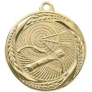 Puede incluir: Medalla de tiro con arco dorada con un diseño detallado. La medalla presenta un blanco con flechas, un arco y un borde de corona de laurel. Tiene un lazo en la parte superior para una cinta.