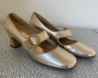Vintage Women's Shoes,  Size 5.5, Gold Pumps, Mod Style, 1960's Pumps, Gold Shoes, Vintage Heels, 60's Style, 60's Shoes, Mod Shoes, Gold