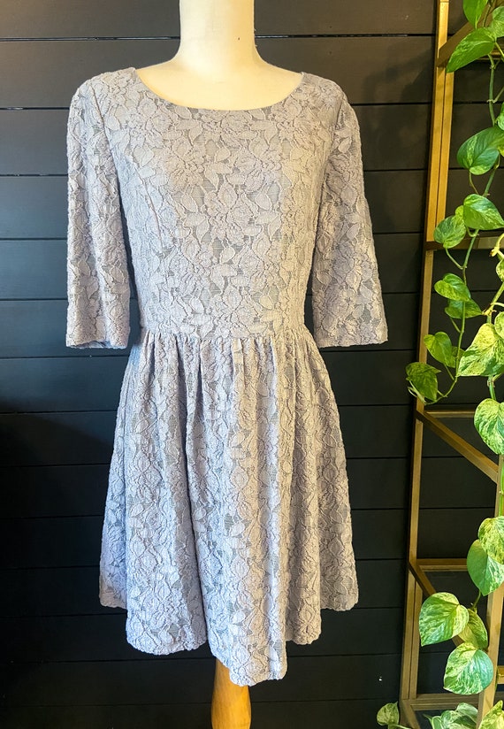 Robe patineuse grise vintage en dentelle coupe ajustée et évasée