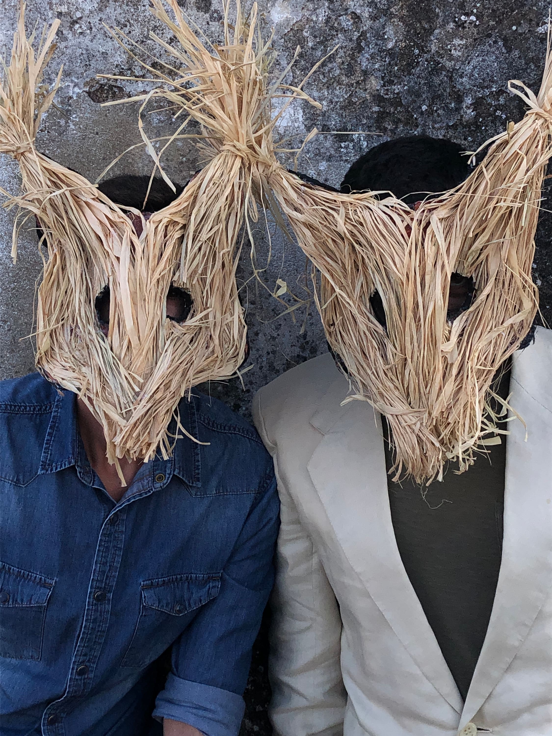 Grappige Vogelverschrikker Met Een Griezelige Lachende Pompoen Had Een Klein Meisje Bang Gemaakt Door Een Donker Raam 32687550