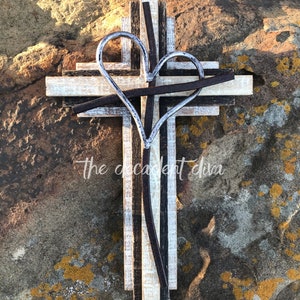Cruz de madera rústica con corazón de metal, arte cristiano de pared acabado a mano