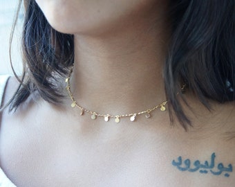 Gargantilla de puntos dorados: delicado collar con discos chapados en oro de 16 quilates.