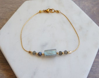 Delicada pulsera de labradorita: pulsera apilable de cuentas bañada en oro de 14 kt