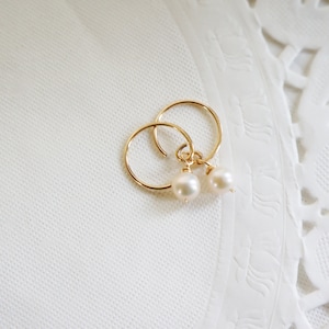 Winzige Perlen-Creolen Minimalistische 14Kt Gold Filled Perlen-Creolen kleine zierliche Gold-Ohrringe Handgemachte Alltags-Perlen-Ohrringe AAA Süßwasser-Perlen