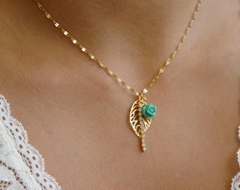 Collar con múltiples dijes de oro, dijes de rosas y hojas, delicada joyería botánica