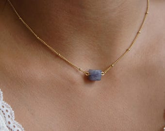Collar de iolita, delicada cadena de oro, colgante minimalista de piedra preciosa.