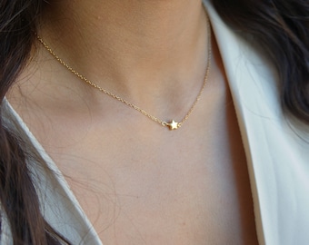 Delicado collar de estrella dorada: pequeño dije de estrella hinchada