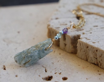 Collar de cristal de cianita en bruto con detalles de pirita y aguamarina