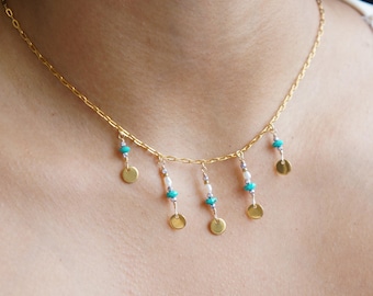 Collar colgante de turquesa, perlas y cuentas de pirita hecho a mano.