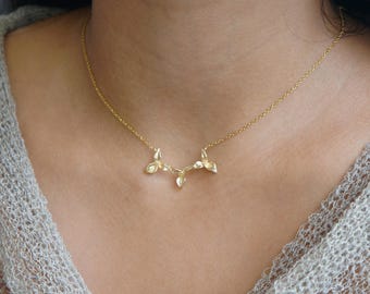 Collar de orquídeas doradas: colgante floral mate de tres piezas
