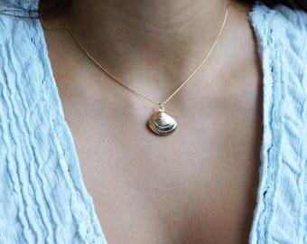 Gold Shell Pendant Necklace: Dainty Beach Jewelry