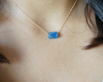 Collar con colgante de cianita cruda: cristal de cuarzo azul natural