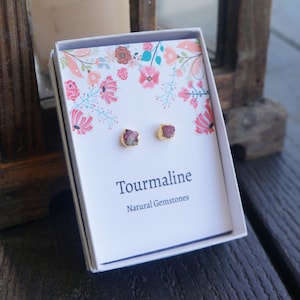 Petites boucles d'oreilles fines en tourmaline rose, pierre de naissance d'octobre, véritable tourmaline brute brute, cadeau pour mère, petite carte, coffret cadeau pour elle