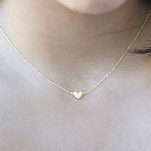 Collar de corazón minimalista, collar de corazón dorado, joyería de amor, regalo para novia, mejor amiga, corazón con inicial personalizada, collar de corazón pequeño
