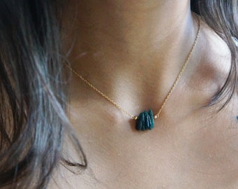 Raw Crystal Necklace Natural Green Kyanite Necklace Rough Slice Stone Layering Necklace  Green Kyanite Stone Pendant Healing Energy Necklace