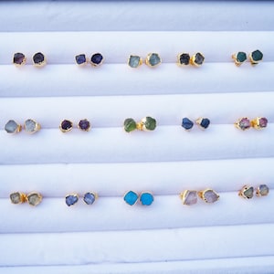 Winzige Edelstein Ohrringe, Ohrstecker in Gold/Silber, Naturstein Schmuck, Zierliche Ohrstecker, Minimalistische Ohrringe, Rohstein Ohrringe