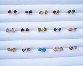 Roher Edelstein Ohrstecker: Zierlicher natürlicher Schmuck aus Geburtsstein