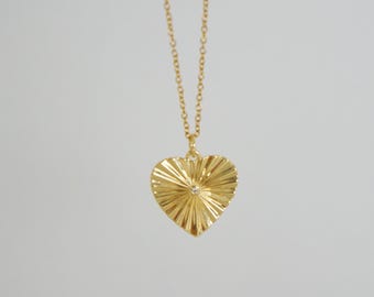 Collar de corazón de oro: delicado brillo de circonitas cúbicas (18 x 18,5 mm)