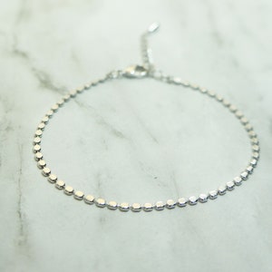 Puede incluir: Un brazalete de cadena de plata con un delicado dise&ntilde;o de eslabones redondos. El brazalete tiene un cierre de langosta.
