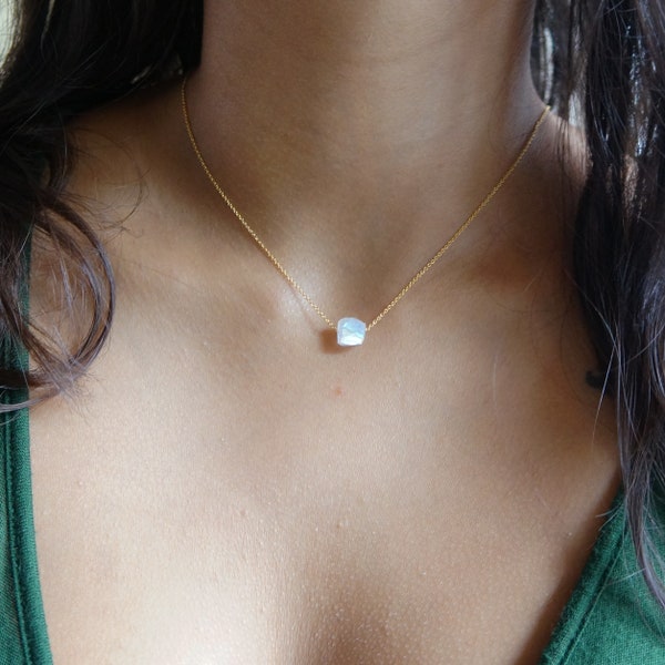 Collier en cristal brut, petite pierre de lune, pierre de naissance de juin, superposition de pierres brutes, pendentif en pierre de lune naturelle