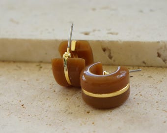Pendientes de aro de acrílico marrón, color chocolate, aros llamativos y ligeros.