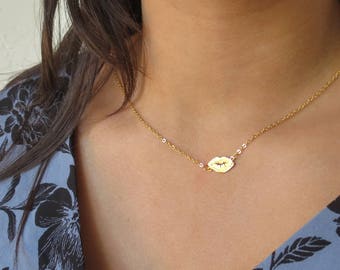 Collar Labios Delicados: Chapado en oro, oro rosa o plata.