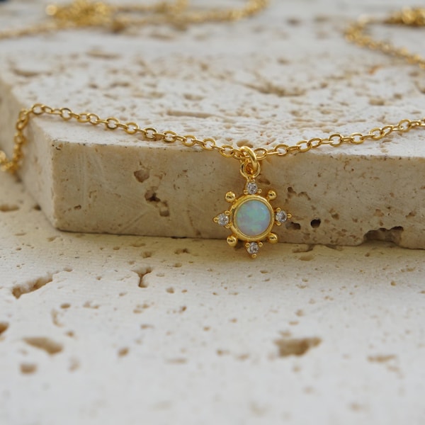 Collar de estrella de ópalo: pequeño colgante celestial con circonita cúbica