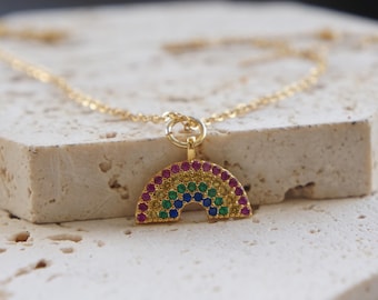 Collar con dije de arcoíris dorado: cadena de acero inoxidable con circonitas multicolores