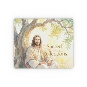 Pode incluir: Um tapete retangular com uma ilustração em aquarela de um homem com cabelo comprido e barba, sentado sob uma árvore. O tapete tem as palavras "Sacred Reflections" em letras douradas.