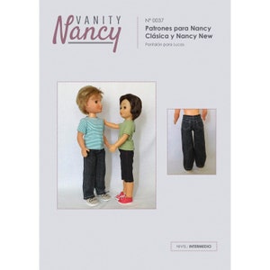 Puede incluir: Un patrón de costura para hacer pantalones para una muñeca. El patrón es para las muñecas Nancy Clásica y Nancy New. El patrón está etiquetado como "N° 0037" y "Pantalón para Lucas". El patrón está etiquetado como "NIVEL: INTERMEDIO".