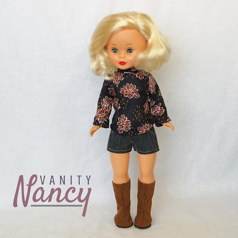 Blusa de cuello alto para Nancy de Famosa