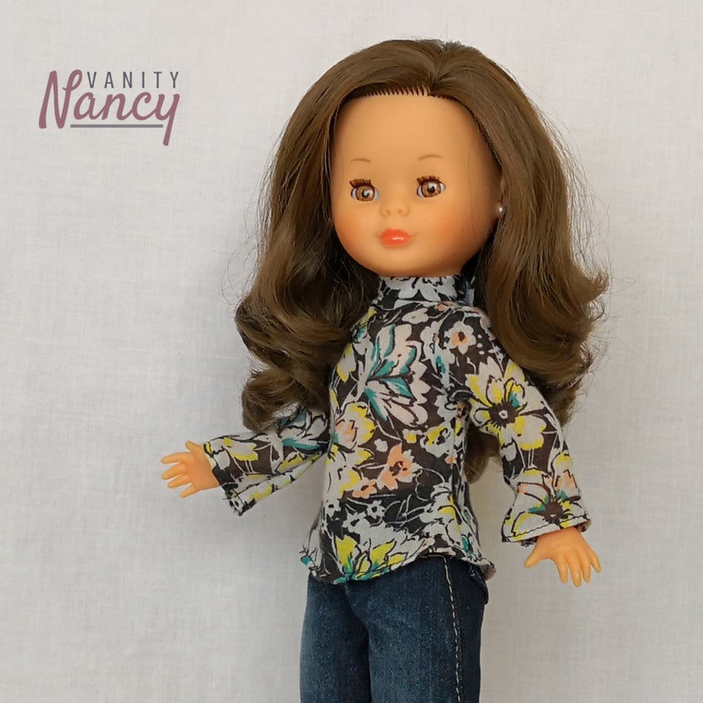 Blusa de cuello alto para Nancy de Famosa