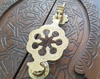 Aldaba de puerta de latón marroquí hecha a mano con detalles grabados, herrajes de puerta vintage de latón macizo, decoración de entrada estilo riad bohemio marroquí.