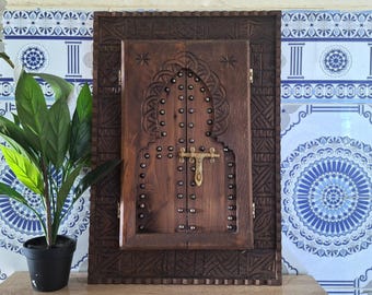Niestandardowe, ręcznie rzeźbione marokańskie drzwi dekoracyjne, osłona kominka, osłona skrzynki elektrycznej, przypominające marokańskie drzwi w stylu vintage z mosiężnymi okuciami.