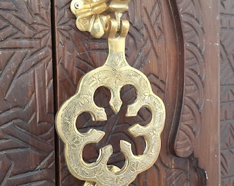Aldaba de puerta de latón macizo marroquí grabada, hecha a mano, herraje artesanal marroquí para puerta de entrada, pieza decorativa tradicional vintage.
