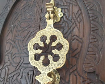 Aldaba de puerta de latón grabado marroquí hecha a mano, herraje artesanal de latón macizo, decoración de puerta de entrada estilo bohemio vintage, acento de entrada tradicional.