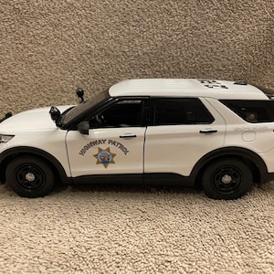 Modelo de coche Ford Explorer blanco de policía CHP a escala 1/24, fundido a presión, con luces y sirena de funcionamiento.