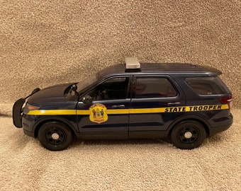 1/18 scale Delaware State Police Ford Explorer diecast model with working lights and siren