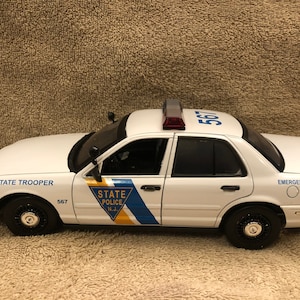 1/18 scale State Trooper  Ford Crown Victorian diecast model car with working lights and siren